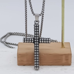 Collana con pendente a croce in acciaio inossidabile industriale con motivo a griglia
