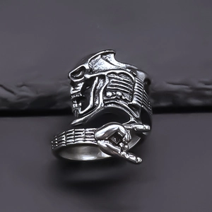 Detailaufnahme des Retro-Punk-Totenkopfrings mit Rock-Handgeste aus Silbermetall