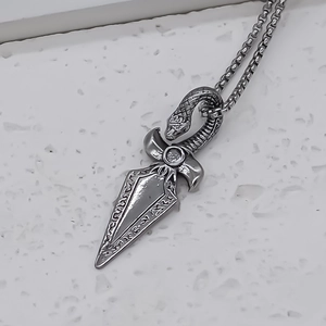 Collier avec pendentif serpent et poignard de style punk en acier inoxydable vintage