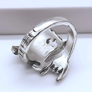 Detailansicht des silbernen Totenkopfrings mit Retro-Textur und hohlem Innendesign
