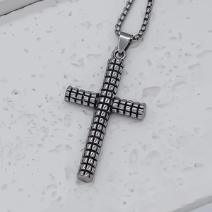 Collana con ciondolo a croce con motivo a griglia industriale in acciaio inossidabile spazzolato