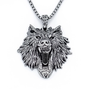 Collier pendentif tête de loup gothique avec finition argentée et chaîne box pour homme