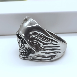 Bague tête de mort faucheuse de style gothique en argent vieilli avec texture métallique