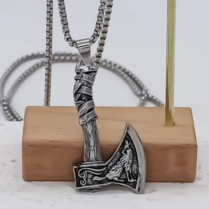 Collana con ciondolo a forma di ascia vintage con incisione lupo per uomo