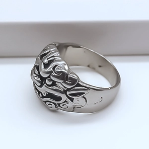 Retro lion head relief ring in silver punk style with detailed vintage metal carving