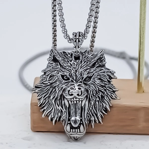 Collier avec pendentif tête de loup argenté et chaîne box pour homme style punk chic