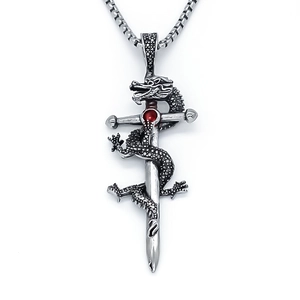 Collier dragon et épée gothique avec pierre rouge et pendentif vintage argenté