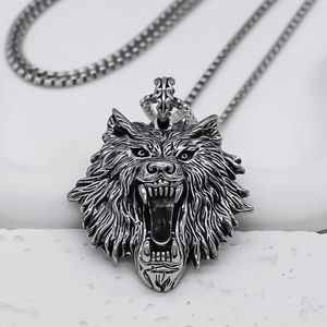 Vue détaillée du pendentif tête de loup punk avec finition argentée et chaîne à mailles