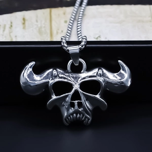 Collier Pendentif Crâne de Tête de Taureau Gothique Pour Hommes Alliage Punk Rock Corne de Taureau Pendentif Bijoux Argent