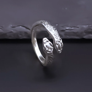 Adjustable silver double snake head ring with detailed scales in retro vintage style