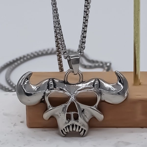 Collier punk avec pendentif crâne de taureau argenté à cornes sur une chaîne carrée en métal