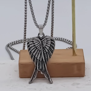 Collana con ciondolo ala volante punk da uomo in acciaio inossidabile argento vintage