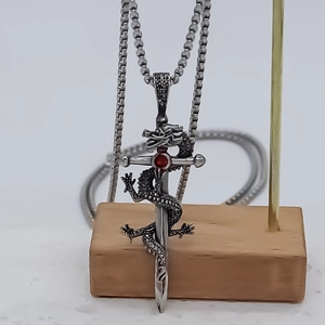 Collier pendentif épée de dragon rétro avec pierre rouge et chaîne en métal argenté