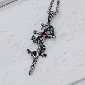Pendentif épée dragon en argent antique avec gemme rouge et chaîne en acier maille