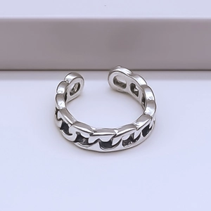 Macro shot of silver retro curb link adjustable ring showing vintage chain texture