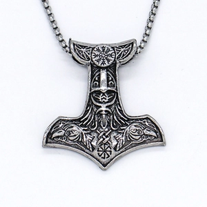 Ciondolo Mjölnir vintage con testa di Odino e incisione di corvo su metallo argento