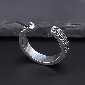 Vue macro d'une bague argentée ajustable avec texture lave irrégulière et effet cratère