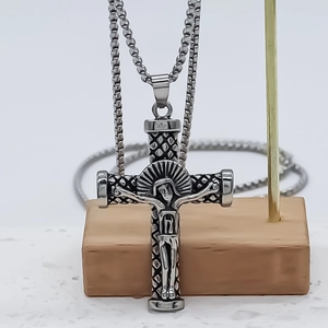 Collier avec pendentif crucifix en acier inoxydable et chaîne à mailles carrées pour unisexe