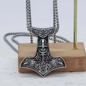 Ciondolo Martello di Thor Mjölnir vintage con rune Kolovrat su una catena in acciaio