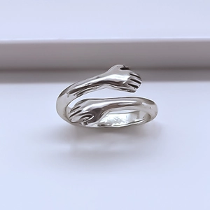 Gros plan détaillé d'une bague de bras câlin en argent réglable avec détails créatifs