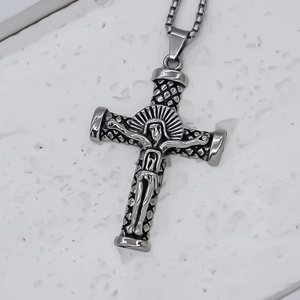 Pendentif crucifix vintage en acier inoxydable avec chaîne vénitienne unisexe