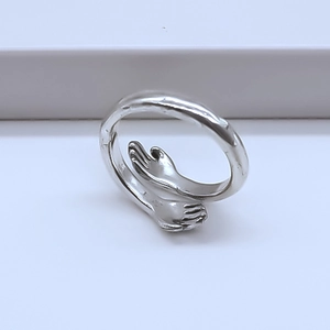 Bague ouverte créative mains qui s'enlacent en argent avec anneau ajustable fini poli