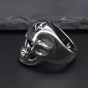 Primo piano di un anello a teschio punk con incisione a stella su metallo vintage