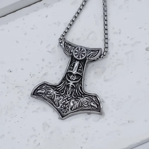 Ciondolo Mjölnir vintage con incisioni di Odino e corvi su superficie in pietra