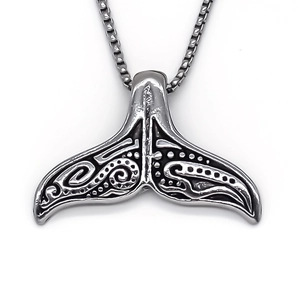 Collier pendentif queue de baleine rétro avec motifs en relief sur chaîne maille
