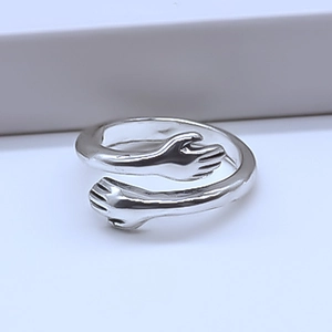Vue détaillée d'une bague mains qui s'enlacent en argent avec anneau ouvert ajustable