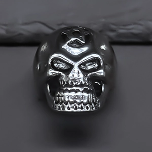 Anello teschio punk gotico color argento con stella su sfondo scuro