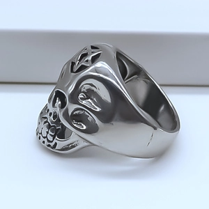 Vista laterale dell'anello teschio argento con stella a cinque punte in stile punk gothic