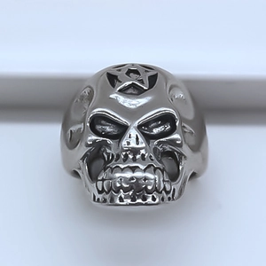 Anello teschio punk gotico in argento con stella a cinque punte incisa sulla fronte