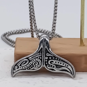 Collier pendentif queue de baleine style polynésien en alliage poli avec chaîne box