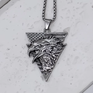Détail macro du pendentif aigle vintage avec motif drapeau sur fond de pierre