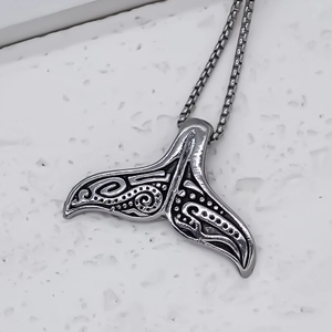 Collier pendentif queue de baleine rétro avec gravures tribales et chaîne argentée