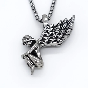 Collier pendentif ailes d'ange vintage en argent oxydé avec une chaîne de boîte robuste