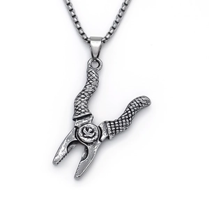 Collier avec pendentif étau punk, poignées texturées et finition en métal argenté vintage