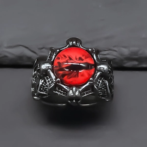 Gothic Ring mit rotem Teufelsauge und schwarzen Klauen auf dunklem Felsen