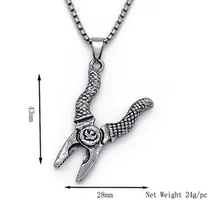 Collier avec pendentif pince style punk en acier inoxydable avec finition métal vieilli