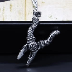 Collier Pendentif Pince en Alliage Rétro Bijoux Punk Style Industriel Créatif pour Hommes Femmes Chaîne à Maillons Argent Vintage