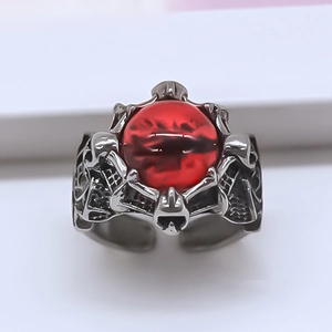 Gotischer roter Teufelsauge Ring verstellbar mit silberner Totenkopf-Gravur
