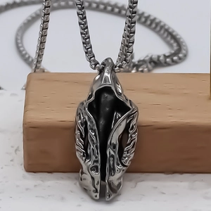 Collier punk gothique avec pendentif faucheuse et chaîne box argentée sur bois