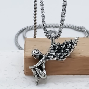 Collier pendentif ailes d'ange argenté style punk sur support bois avec fini rustique