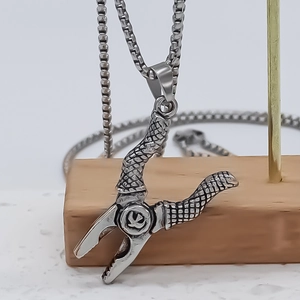 Collier industriel avec pendentif pince argentée, texture écailles et chaîne box