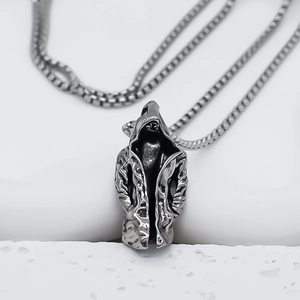 Détail du pendentif cape à capuche en argent vieilli avec sa chaîne à mailles carrées