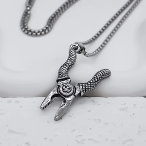 Détail macro du pendentif pince en argent avec emblème d'oiseau et chaîne queue de renard
