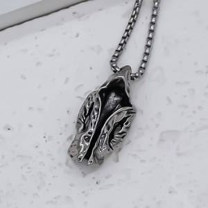Pendentif vintage de style punk avec figurine à capuche et collier à chaîne