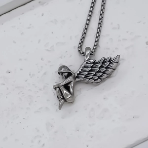 Collier avec pendentif aile d'ange rétro en argent avec chaîne box sur pierre blanche