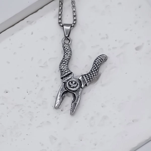 Collier pince punk en acier inoxydable avec écusson d'aigle sur une chaîne à maillons carrés